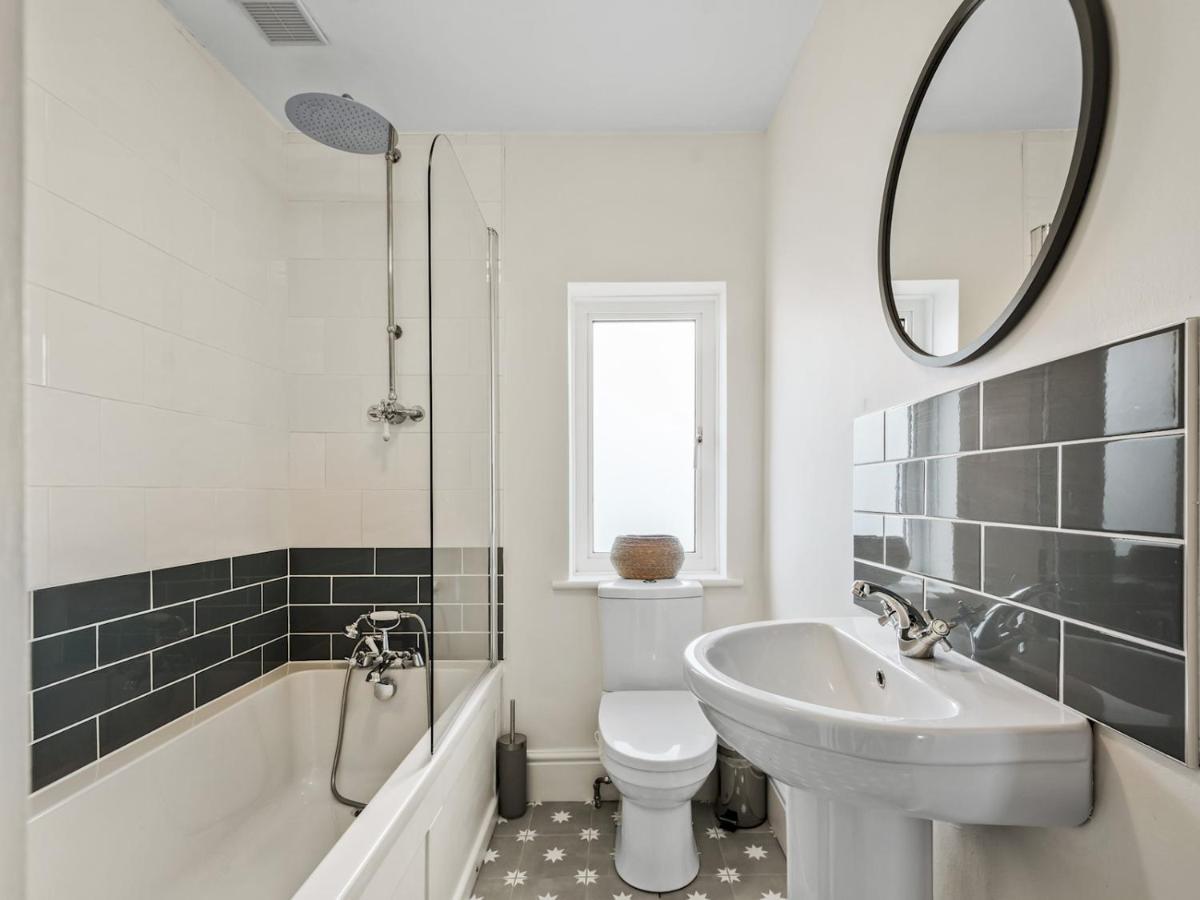 Pass The Keys Appletree Cottage - A Chic Seaside Home And Garden Уитстабл Экстерьер фото